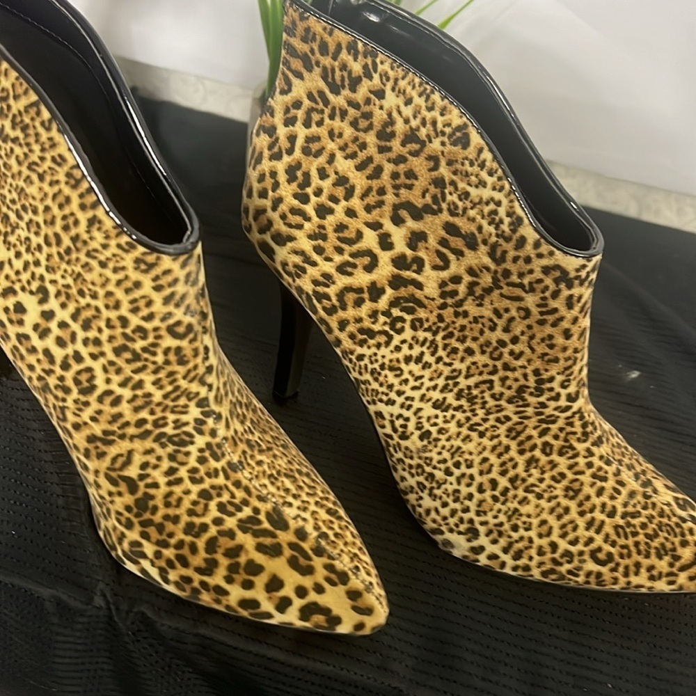 CARLOS SANTANA "Pizazz" Leopard Print Booties - Size 8 - Picture 2 of 7
